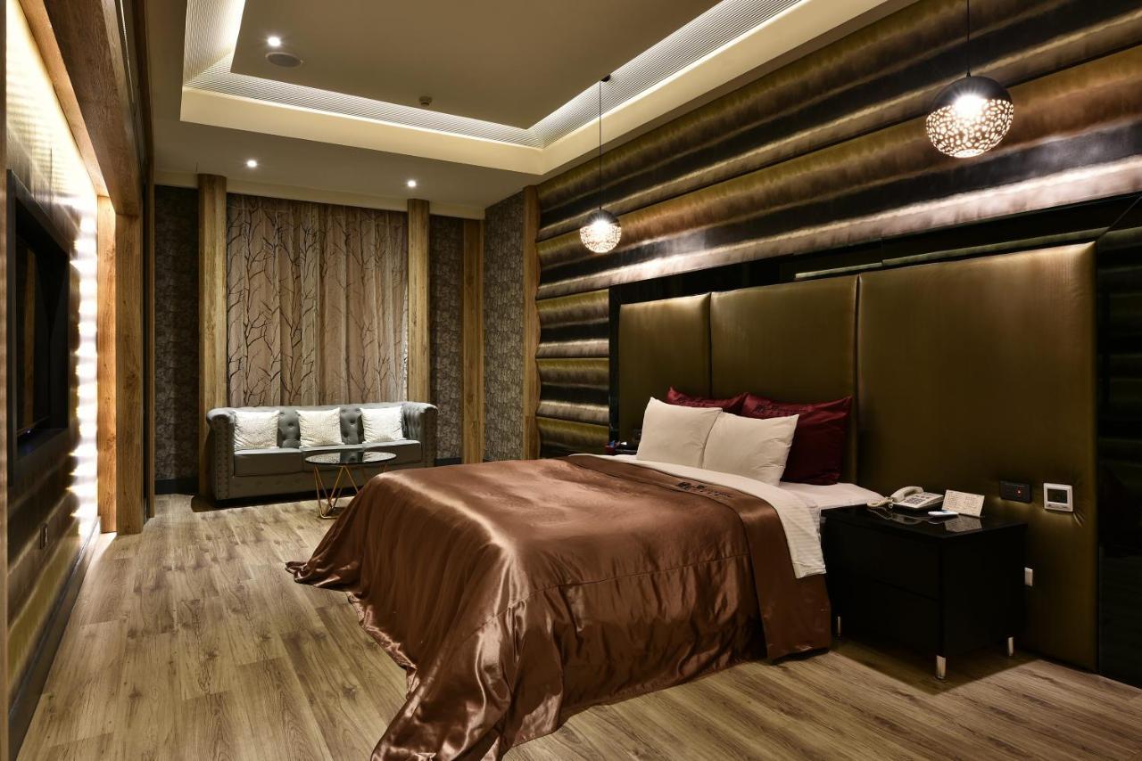 Venice Motel Taichung Esterno foto