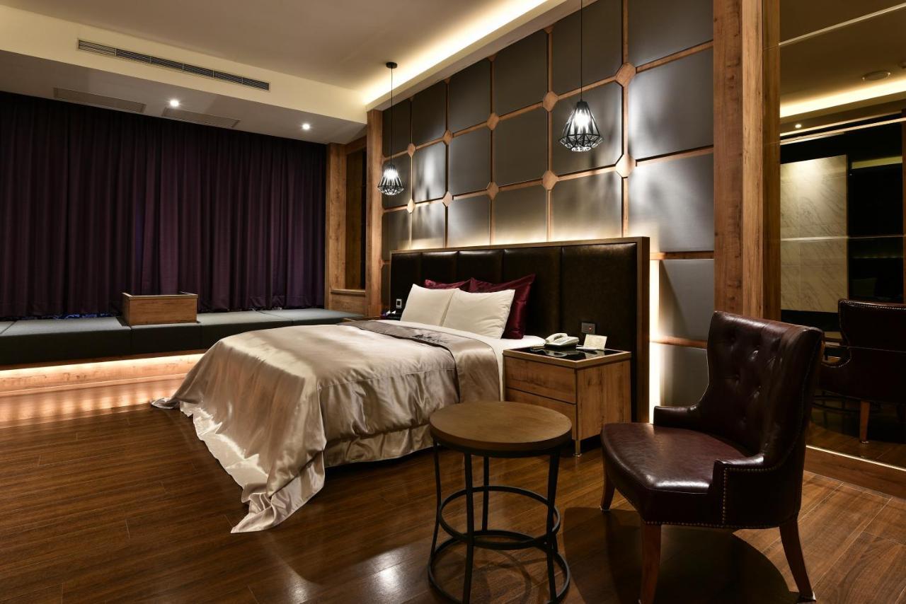 Venice Motel Taichung Esterno foto